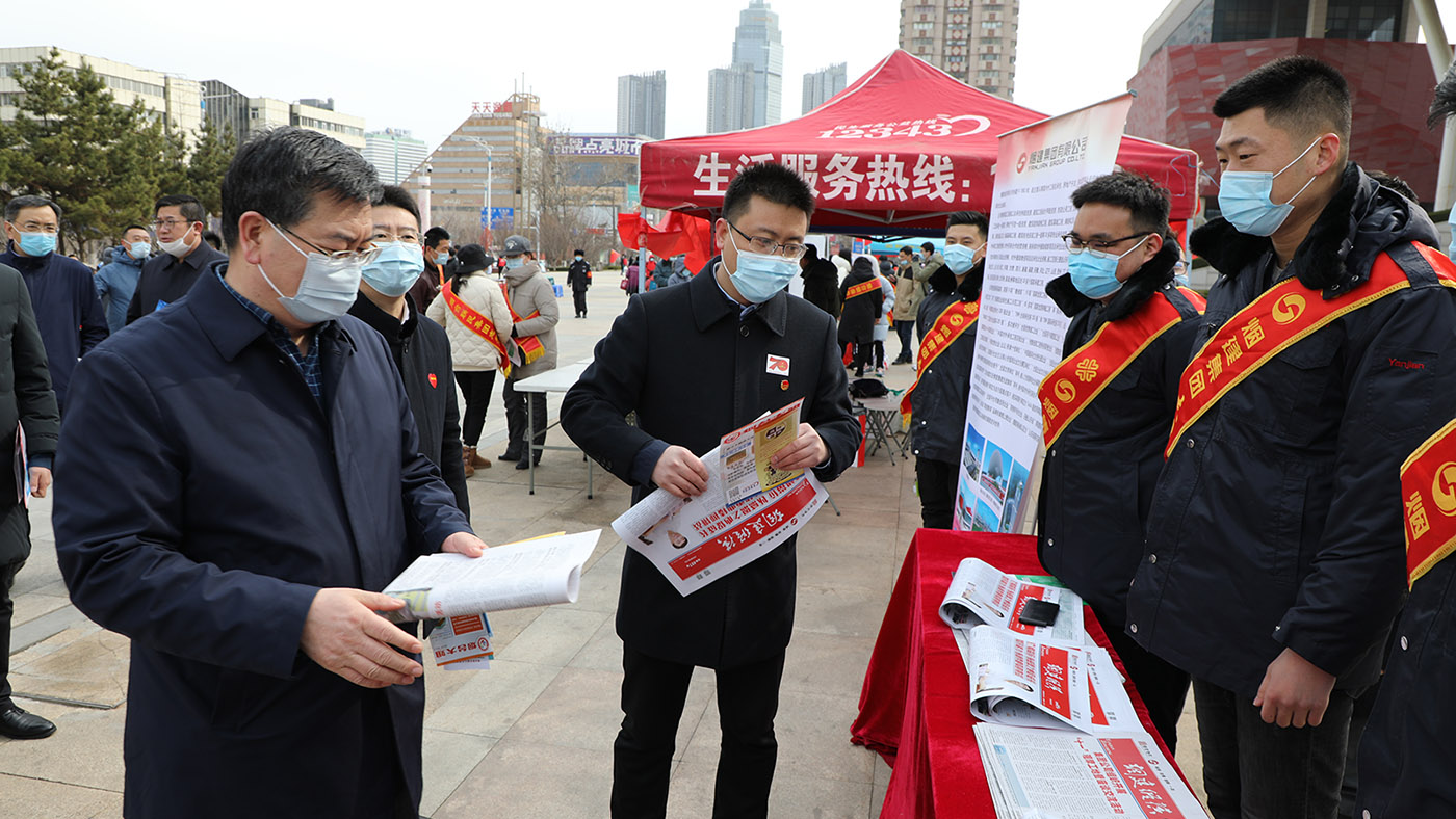 集团团委组织青年志愿者参加“学雷锋志愿服务集中宣传活动”活动(图1)